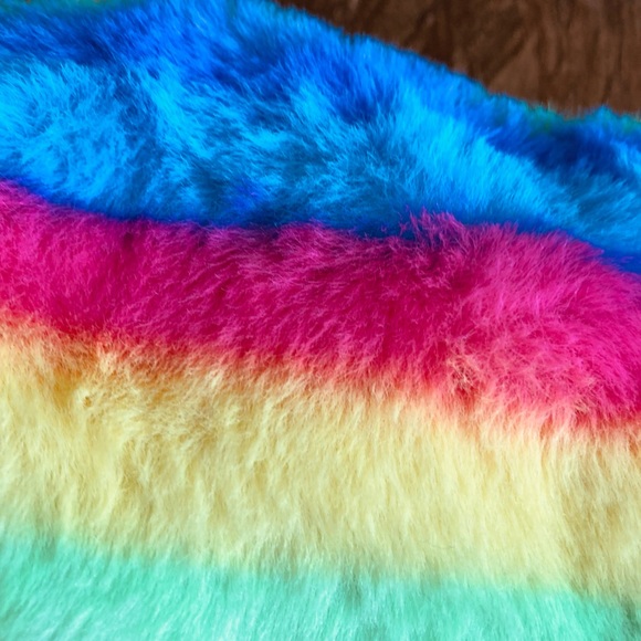 NWT Faux Rainbow 🌈 Fur Zipper Pouch / Cosmetic Bag - Picture 3 of 5
